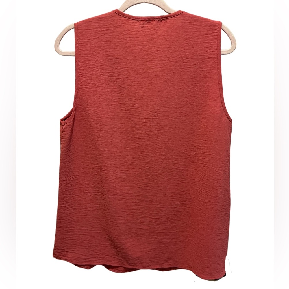 Entro coral-colored textured V-neck sleeveless top. Size L - Picture 2 of 7